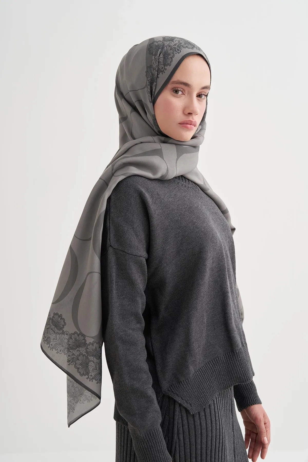 Floral Monogram Floş Şal Gri